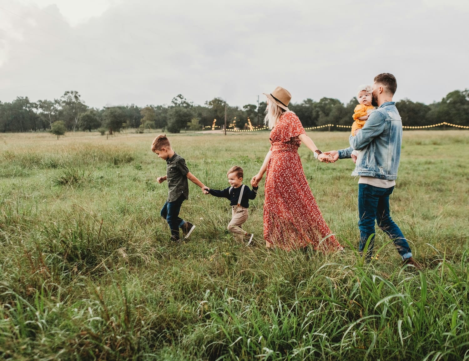Famille réunie dans un champ